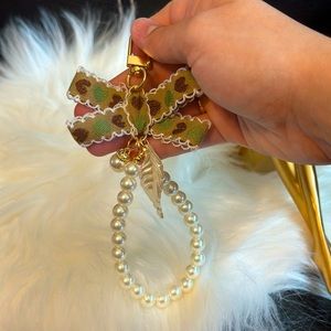 🎀 GORGEOUS FAUX PEARL WITH BOW BAG CHARM.